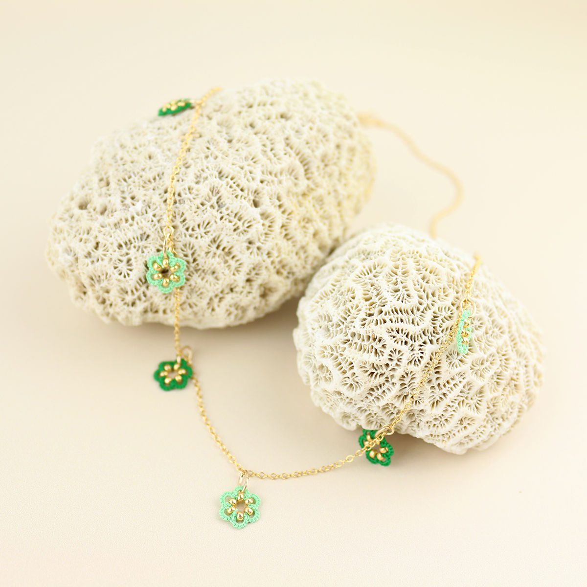 collier breloques 7 Pastilles 52 cm "verts" - chaine fine et dentelle