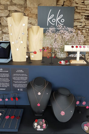 les bijoux Rosy en dentelle de la créatrice Koko lors de l'événement Brocante et Créateurs au Jardin dans la ferme de Fontaine-Chaalis