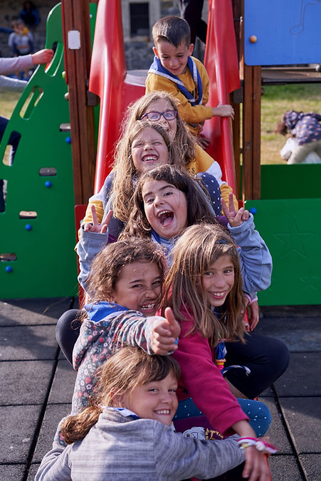 niños jugando grupo scout amorós