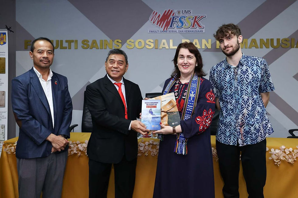 Kasim (dua dari kiri) menyampaikan cenderahati kepada Nineta sebagai tanda penghargaan sempena program The International Relations Ambassador Talk.