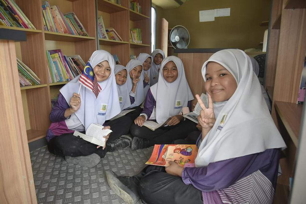 Antara murid yang datang ke Perpustakaan Bergerak untuk membaca buku.