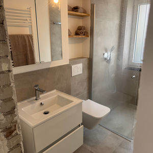 Modernes Badezimmer mit bodengleicher Dusche