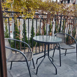 Masă și două scaune pe terasă