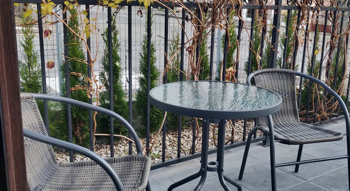 Masă și două scaune pe o terasă.