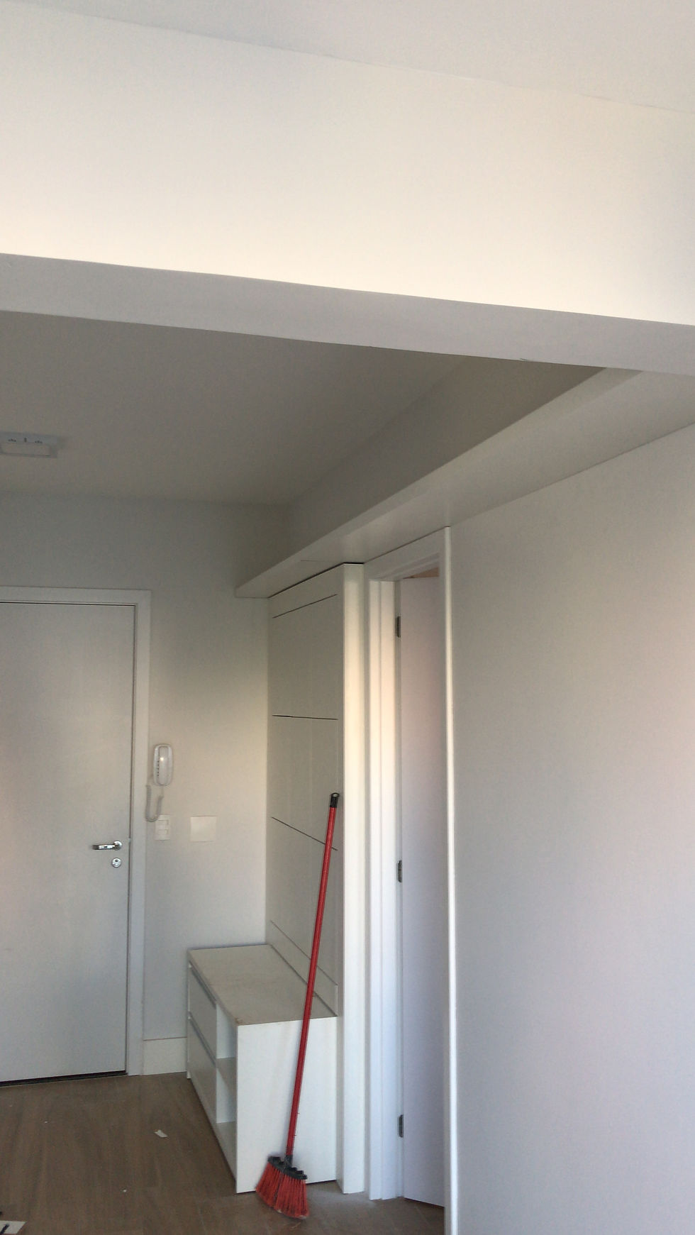 Painel e estante em Marcenaria
