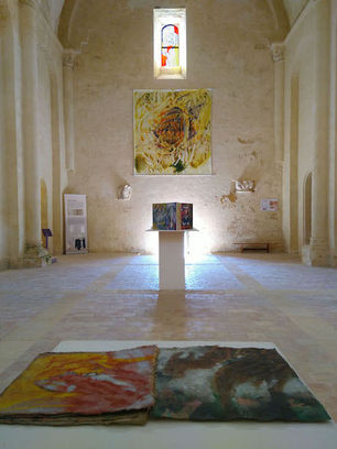 Dans la "Chapelle". Au premier plan, livre-PATTAS, en arrière sur le mur, TERRE, 2012, acrylique sur toile plissée, 300 x 280 cm, entre les deux sont présentés trois LEPORELLOS