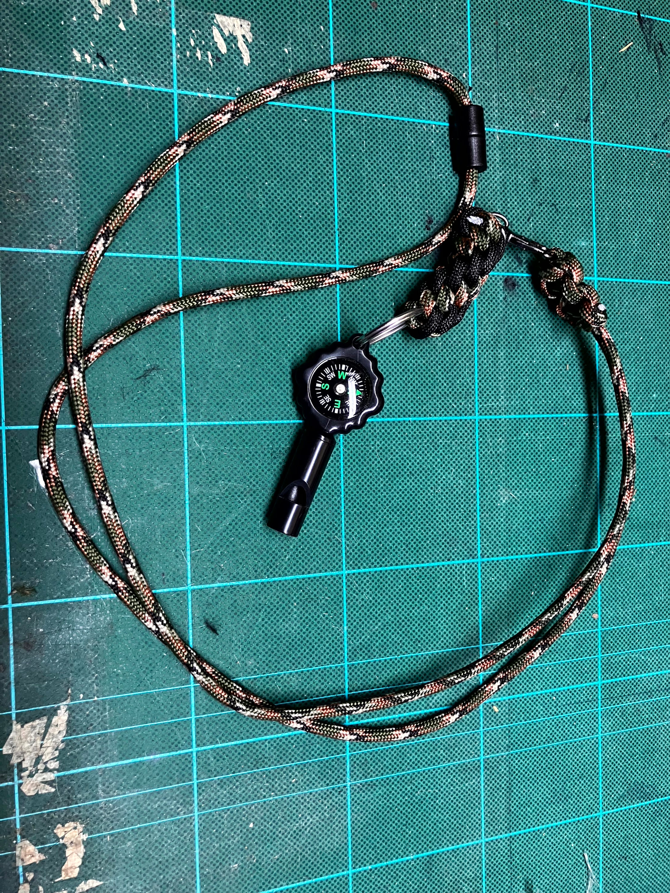 Lanière sifflet boussole