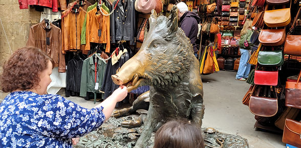 carrie faces a pig statue in Florence