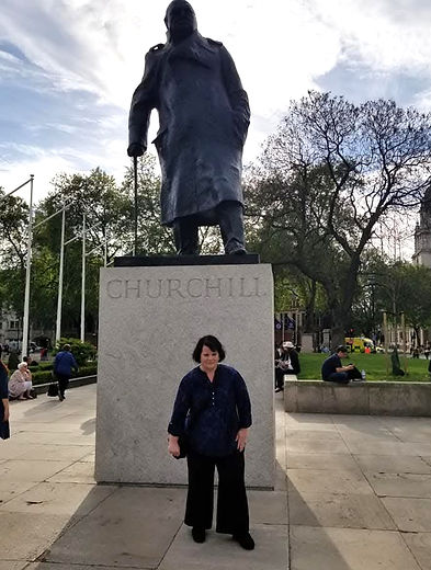 carrie poses with the churchill statue in London