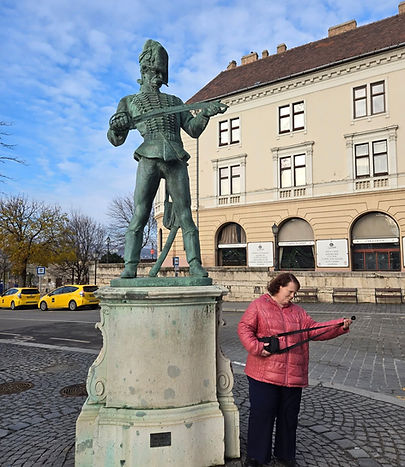 carrie poses like a statue in Budapest