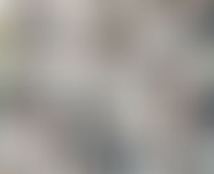 یک گروه متنوع از متخصصان که از راه دور از مکان‌های مختلف (دفاتر خانگی، کافه‌ها) روی لپ‌تاپ‌ها کار می‌کنند و از طریق شبکه‌ای از خطوط نقطه‌چین به یک نماد مرکزی متصل هستند. عبارت NEXIS SEM باید در گوشه‌ای از عکس باشد. این تصویر نمادی از یک تیم دورکار منسجم و متصل است که به طور مؤثر با هم کار می‌کنند.