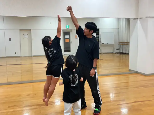 ジャンプに挑戦する年中さんとコーチ（大阪茨木校）