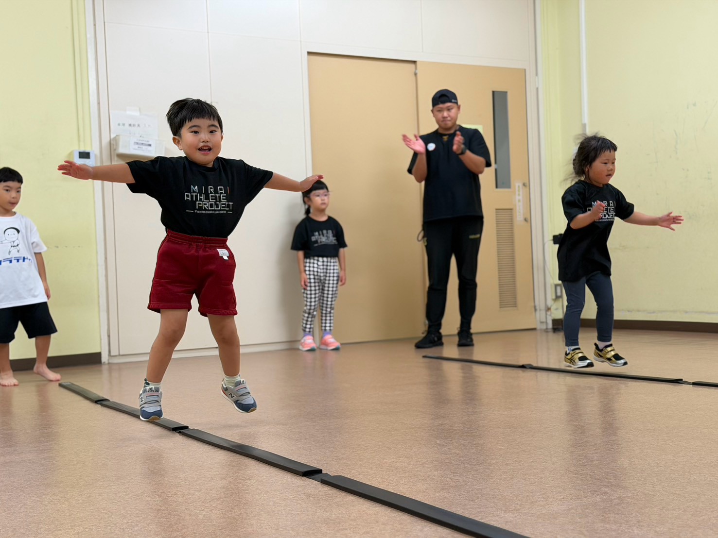 コーチの拍手に合わせてジャンプする子どもたち(大阪枚方校)