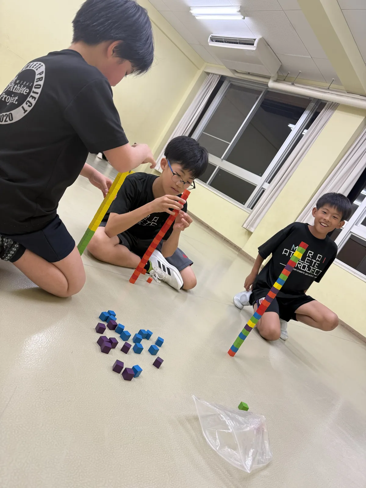 キューブを高く積み上げるチャレンジ