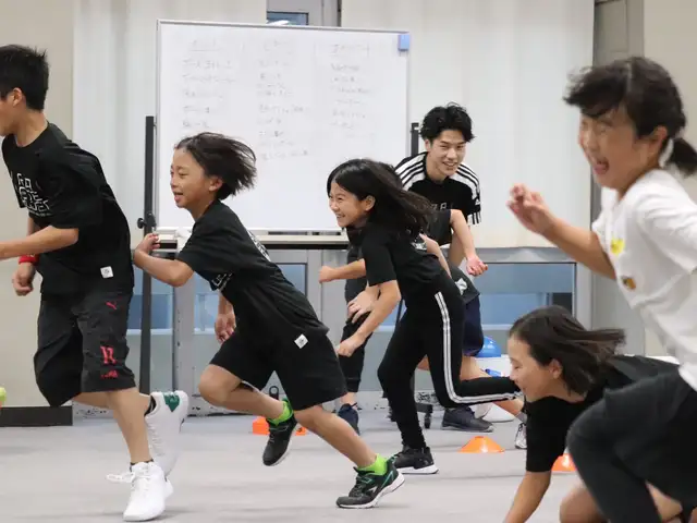 笑顔でダッシュする子どもたちとコーチ（京都伏見校）