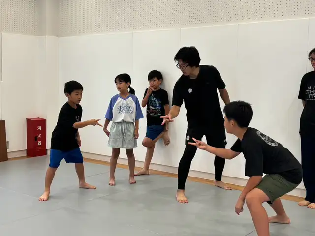 コーチの合図で指差しゲームに挑戦する子どもたち（滋賀南草津校）