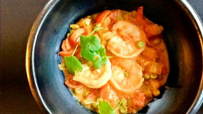 Gamba's in saus met tomaten, doperwtjes en spinazie; knoflook en gember voor de pit!
