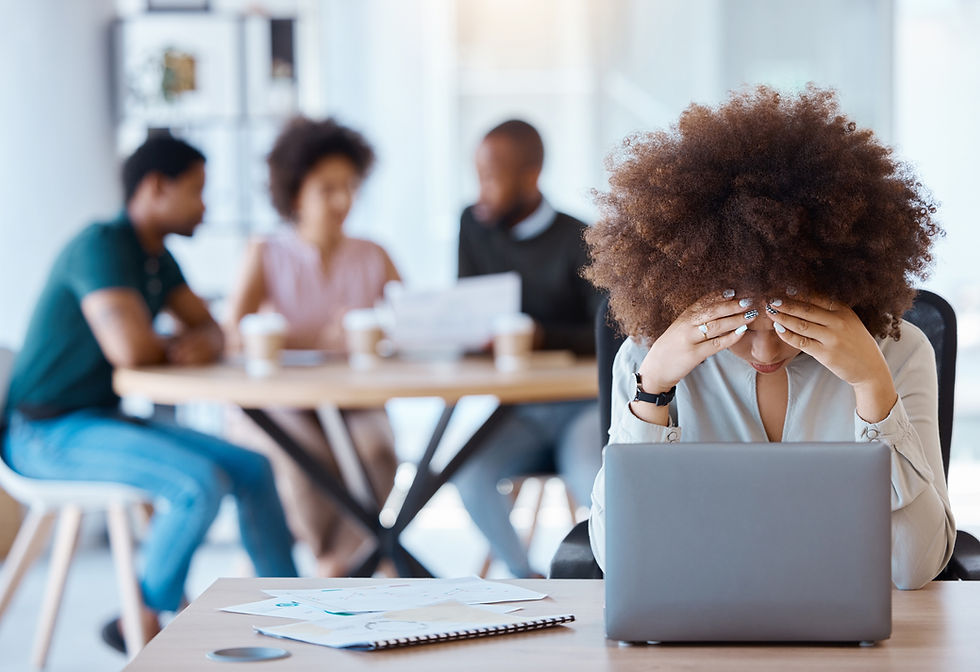 Moça com a cabeça abaixada, sofrendo com o estresse do trabalho