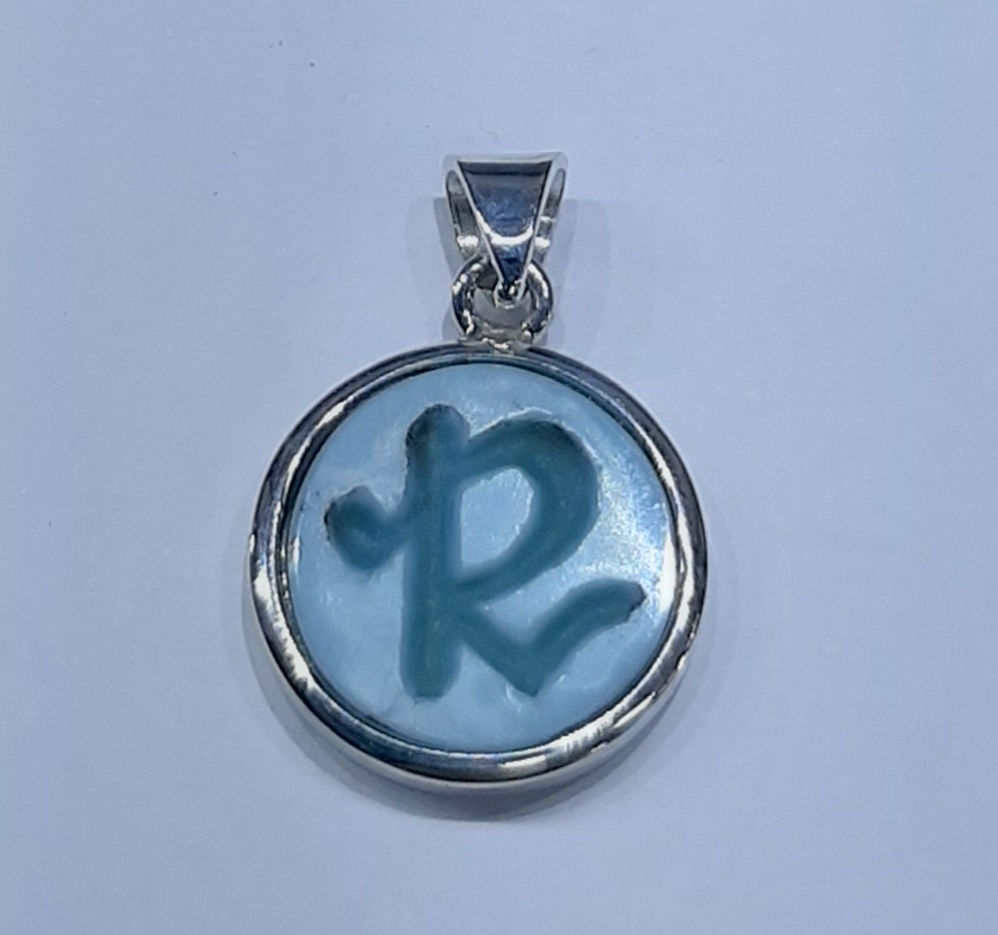 colgante con inicial