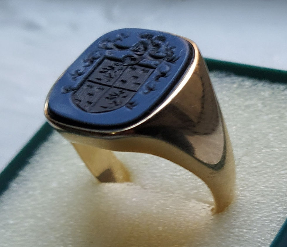 Thumbnail: anillo de oro con escudo grabado en agata bicolor