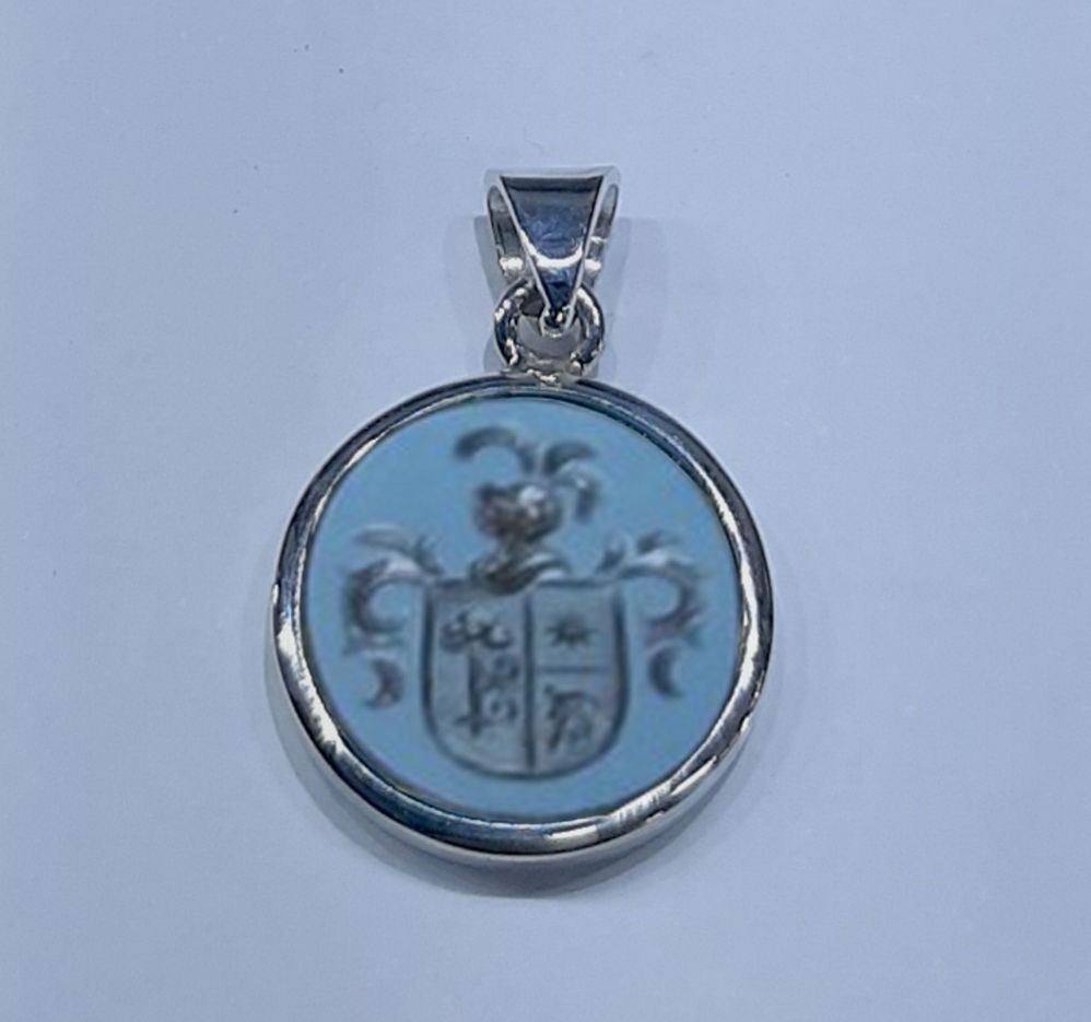 colgante con escudo heraldico