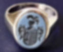 anillo en oro blanco con escudo grabado
