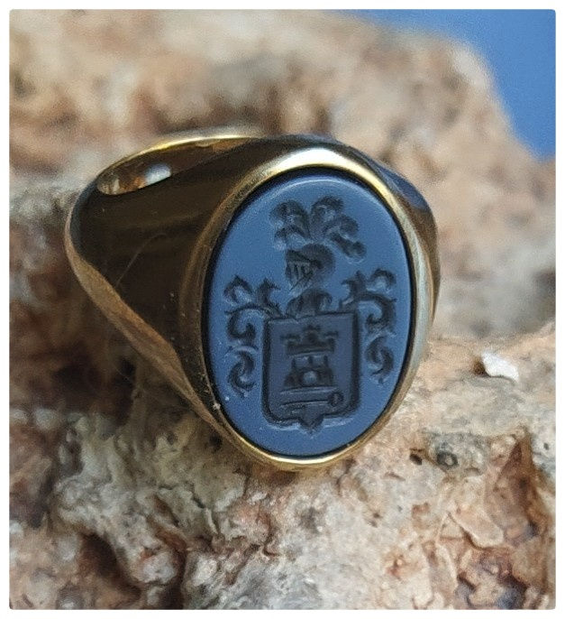 anillo oro macizo con agata grabada