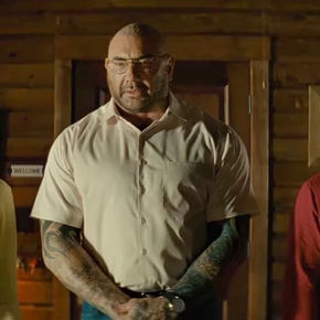 'Knock at the Cabin' review: Apocalyptic thriller is Shyamalan's best film in years