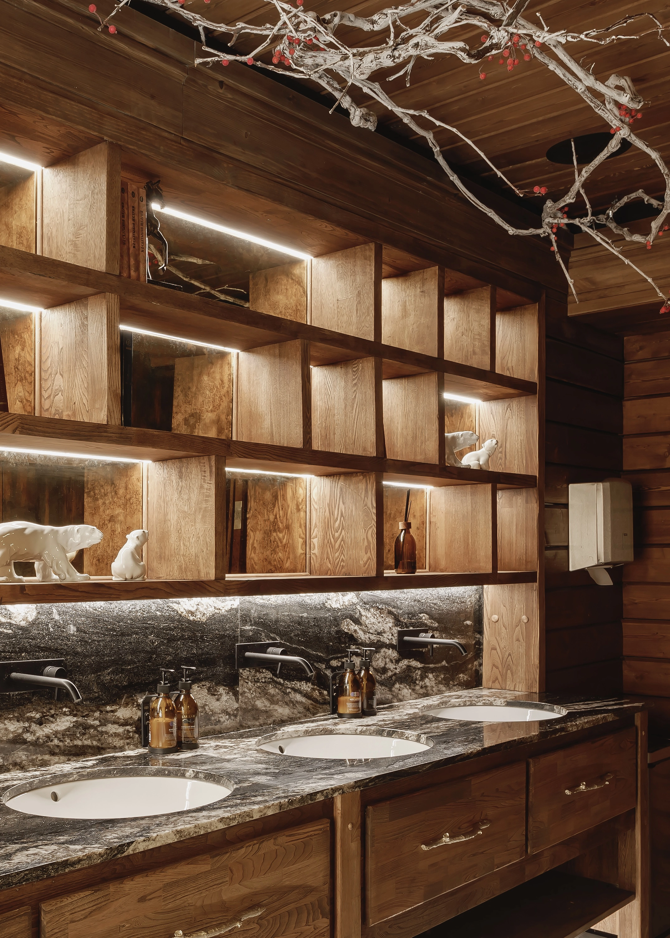 Warm wood bathroom interior with open shelving, soft integrated lighting, natural textures, stone countertop and cozy atmosphere, human-centered design, ванная из теплого дерева с подсветкой и открытыми полками, уютная атмосфера, baño de madera cálida con iluminación suave y estantes abiertos, ambiente acogedor