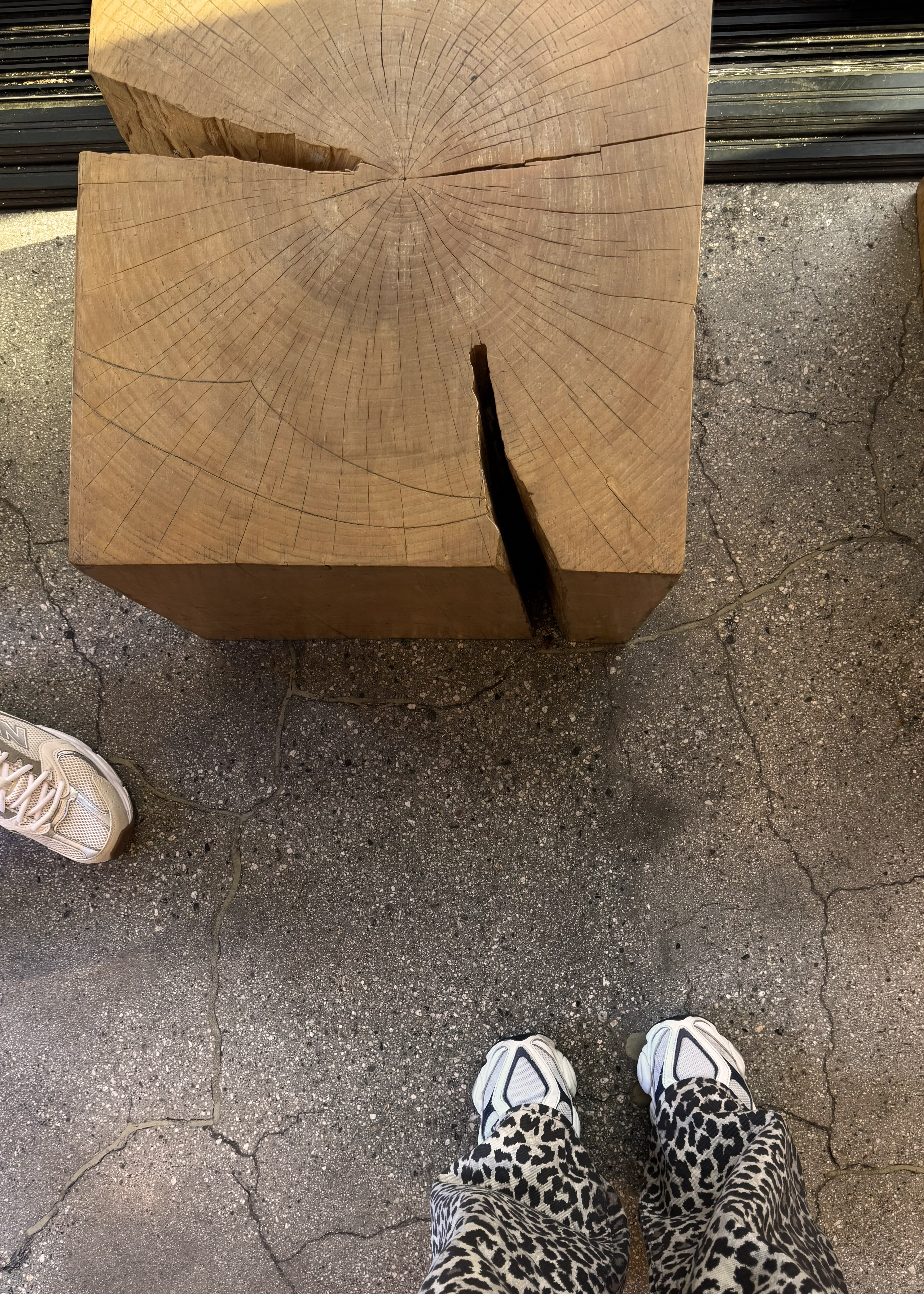 Solid wood block with natural crack texture viewed from above, raw material detail, tactile experience in design, natural imperfections, деревянный блок с естественной трещиной, фактура материала, тактильный дизайн, bloque de madera con grieta natural, textura orgánica, experiencia táctil