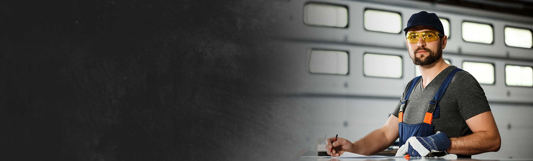 Electricien qui écrit sur un papier