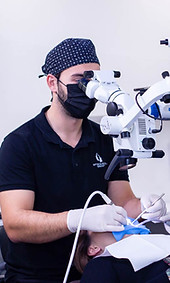 dentiste en pleine intervention avec microscope