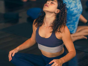 Trois façons d'améliorer la confiance en soi grâce aux postures, à la respiration et à un état d'esprit puissant