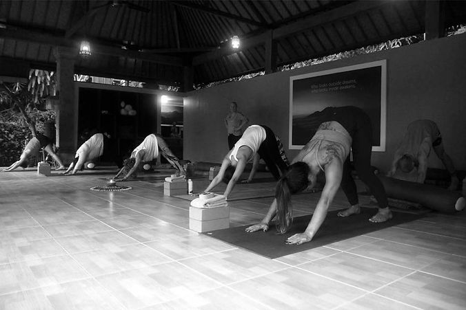 Pratiquants de Power Yoga en salle à Fribourg