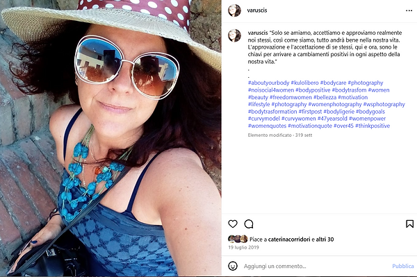 Donna con occhiali e cappello Screen shot da Ig del progetto di Social net art About Your Body di Vanessa Rusci VaRu artista