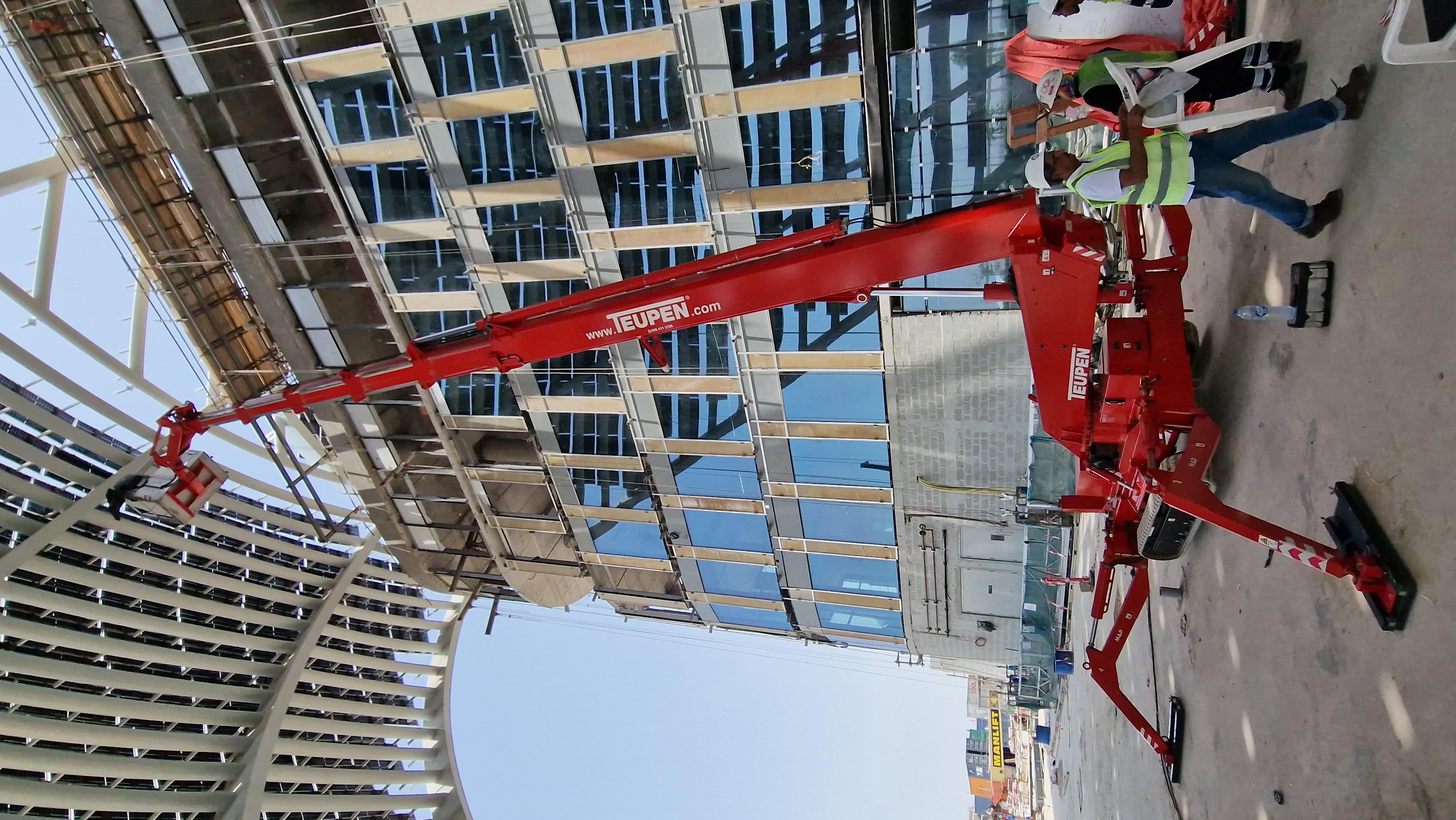 One of the largest telescopic crawler manlift used in Installation Works