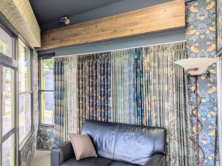 ウィリアム・モリスのカーテンを展示しています　東村山市