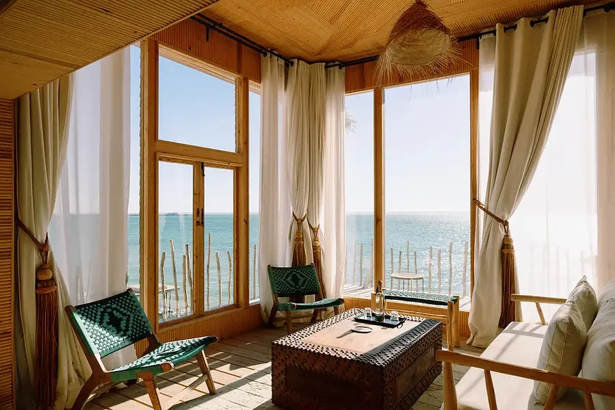 La suite sur pilotis, avec une vue superbe sur la mer et le désert