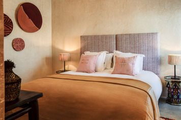 Chambre moderne avec lit double et rideaux, vue sur terrasse