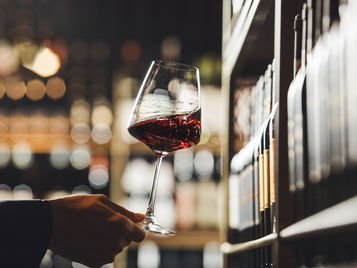 How to Choose the Best Custom Wine Cellar Builder