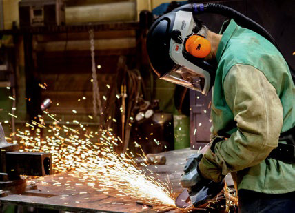 Mann arbeitet mit Atemschutzgerät Dräger X-plore 8500 IP