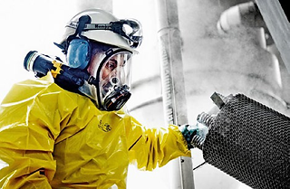 Mann trägt CleanSpace Ex-Maske 