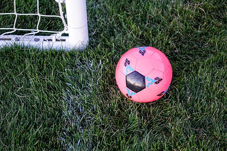 Balón de fútbol rosa