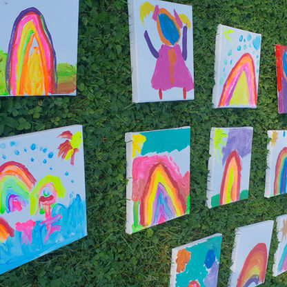 Eine Wand mit sehr farbenfrohen selbstgemalten Kinderbilder