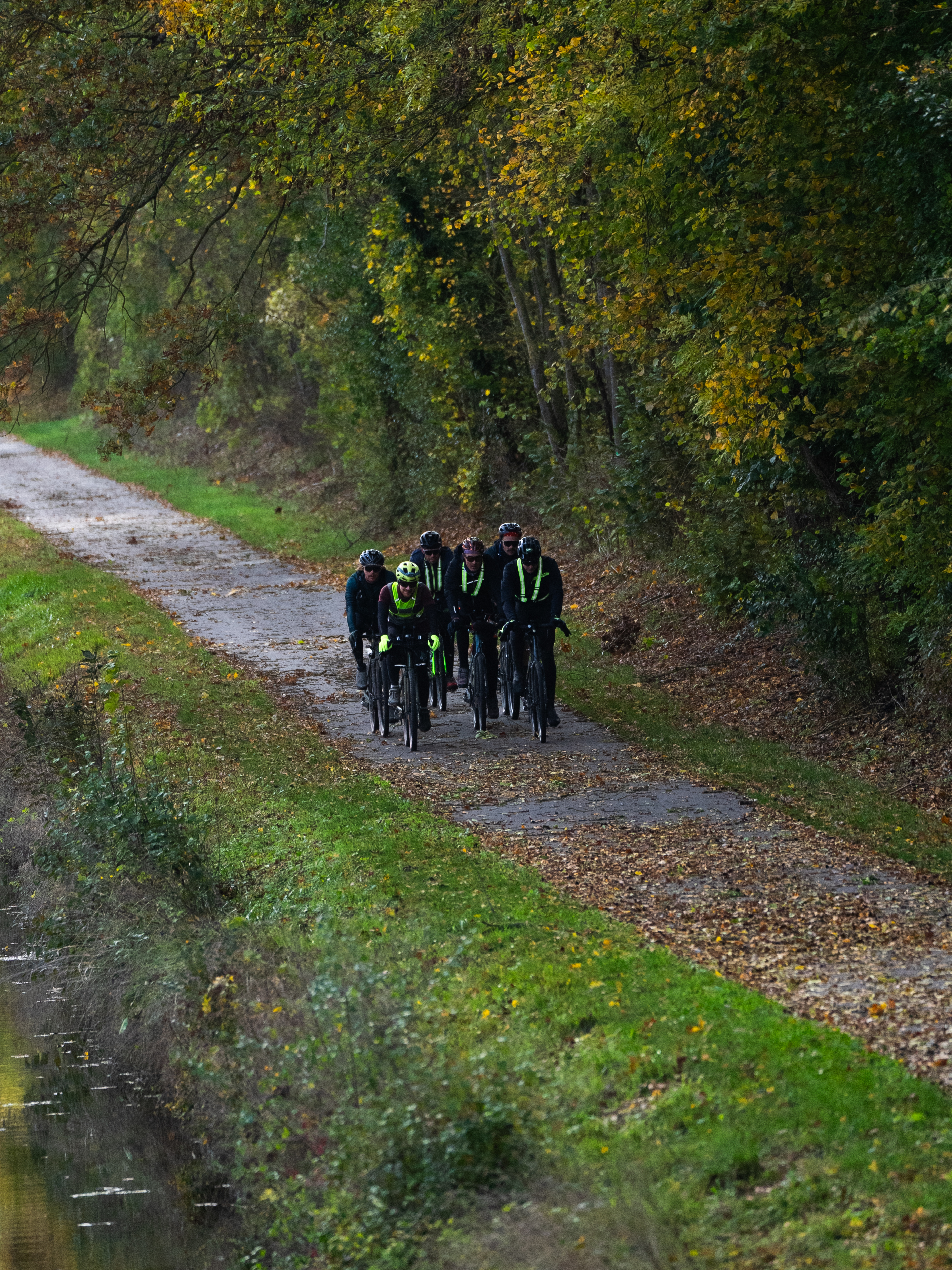 Vue rapprochée d’un vélo gravel posé sur un chemin de terre avec des montagnes en arrière-plan