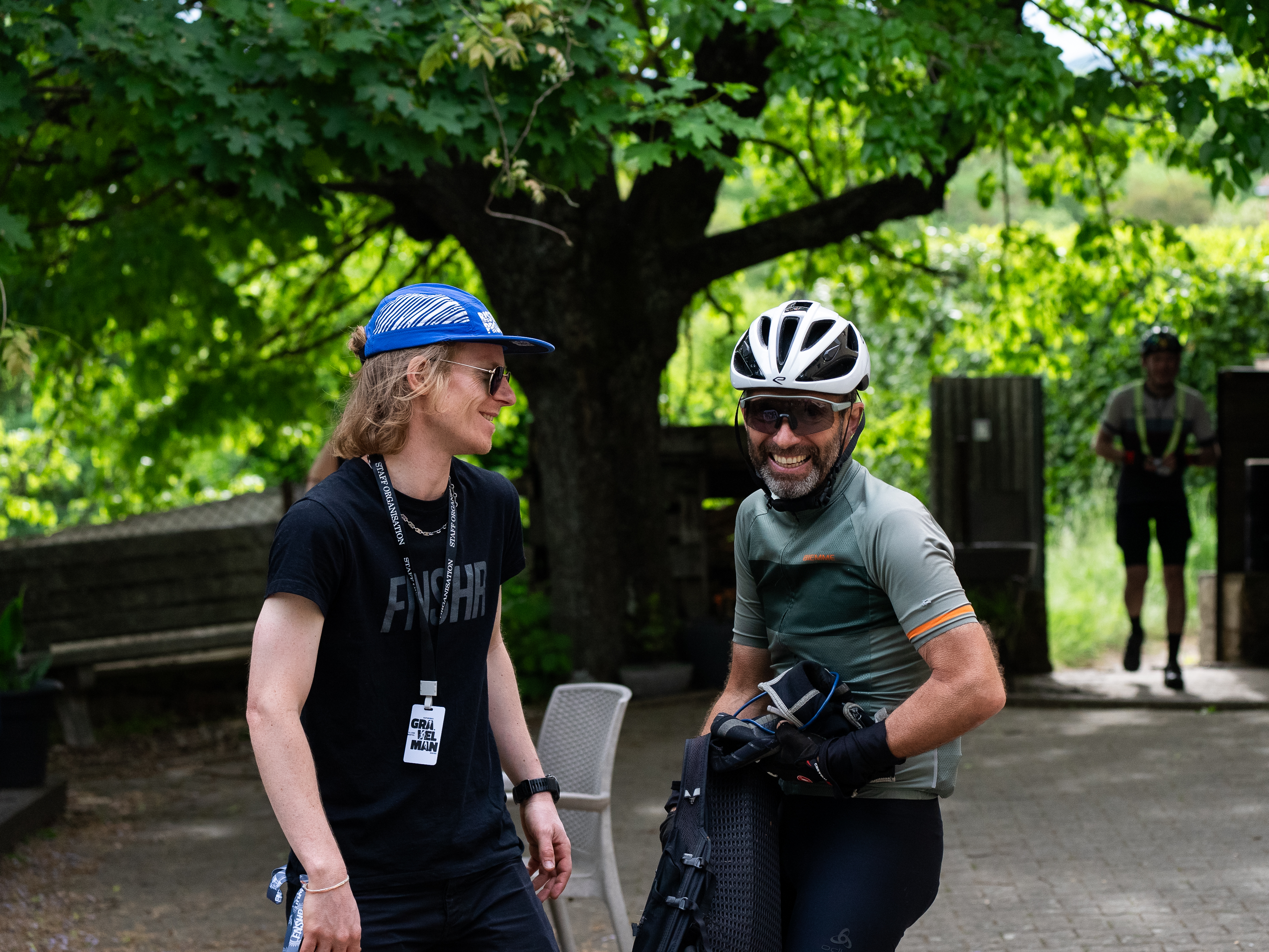 Vue en plongée d’un sac de bikepacking bien organisé avec matériel de camping et alimentation