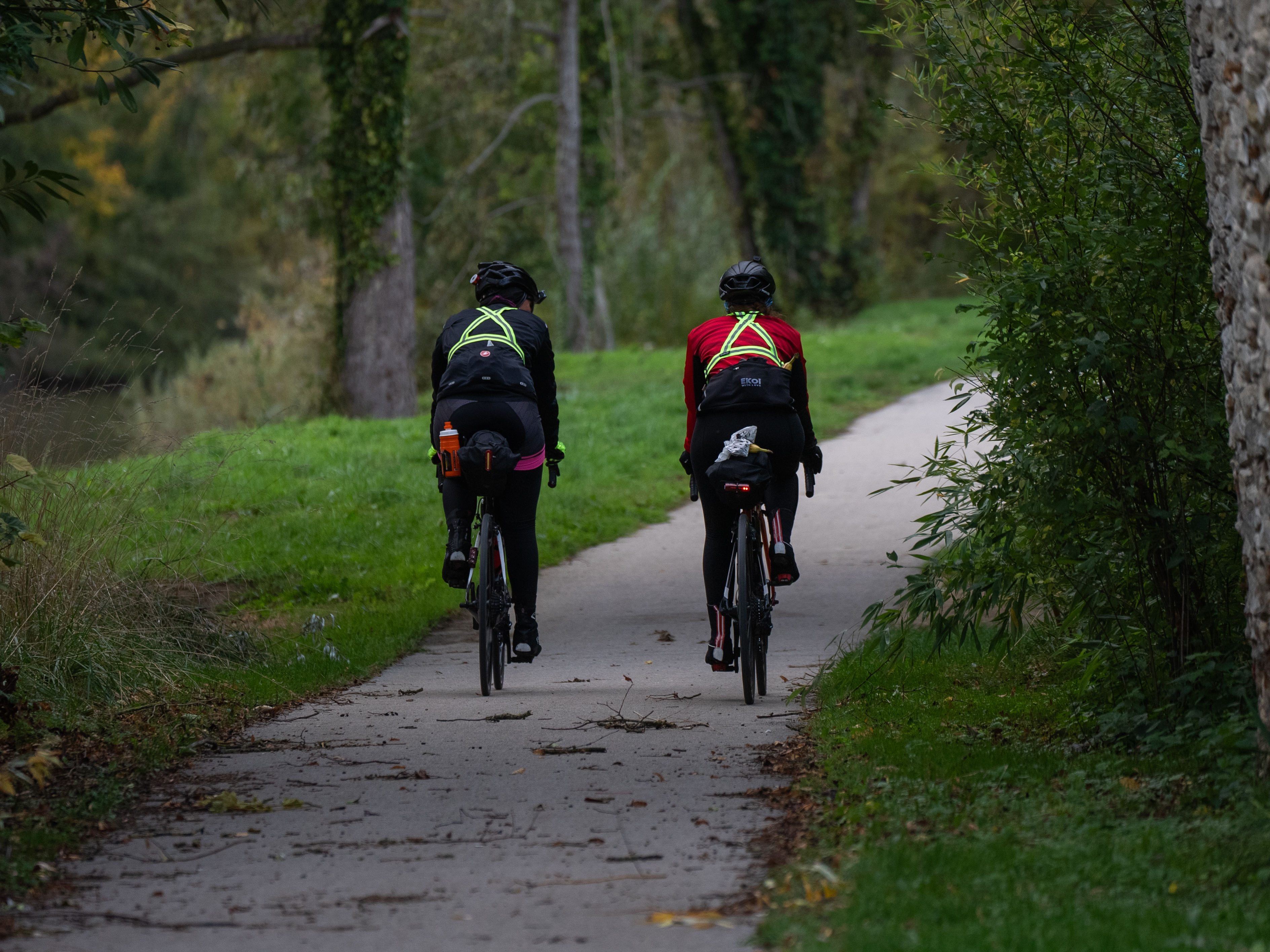 Plan rapproché d’un GPS de vélo affichant un parcours gravel en pleine campagne