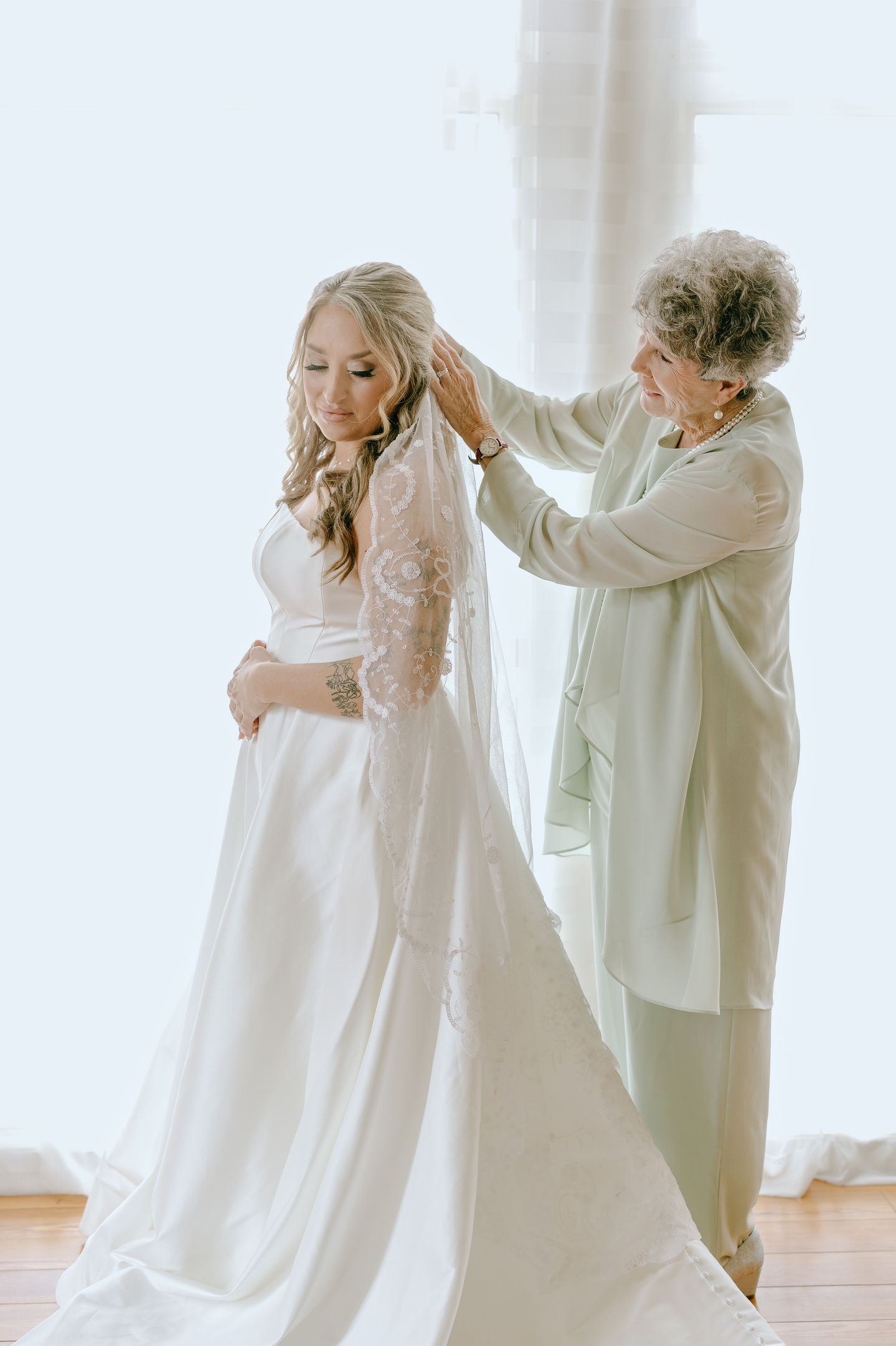 getting_ready_tristan_duplichain_photography3290