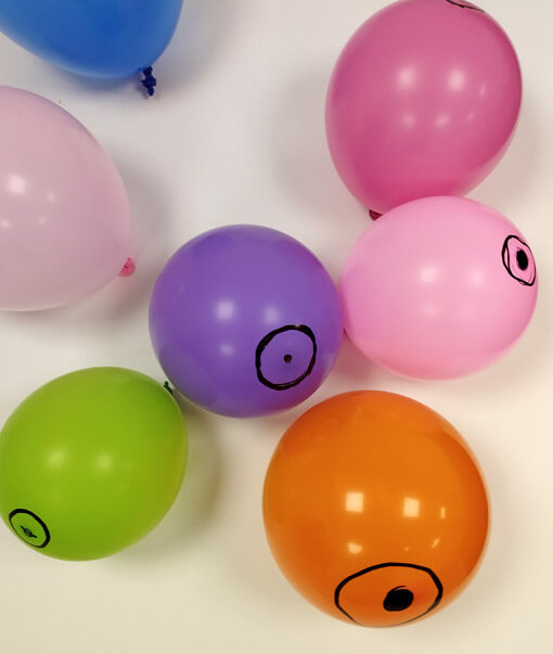 Globos que simulan mamas, utilizados como didáctico para enseñar la autoexploración.