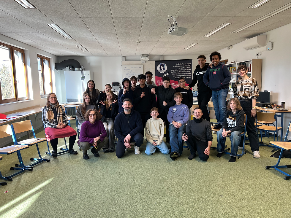 Das Workshop-Team des Tuğçe Albayrak e. V. mit engagierten Schüler:innen der KGS Niederrad. In einem inspirierenden Theaterworkshop wurden Mut, Empathie und Verantwortung erlebbar gemacht – ein starkes Zeichen für gelebte Zivilcourage im Klassenzimmer.